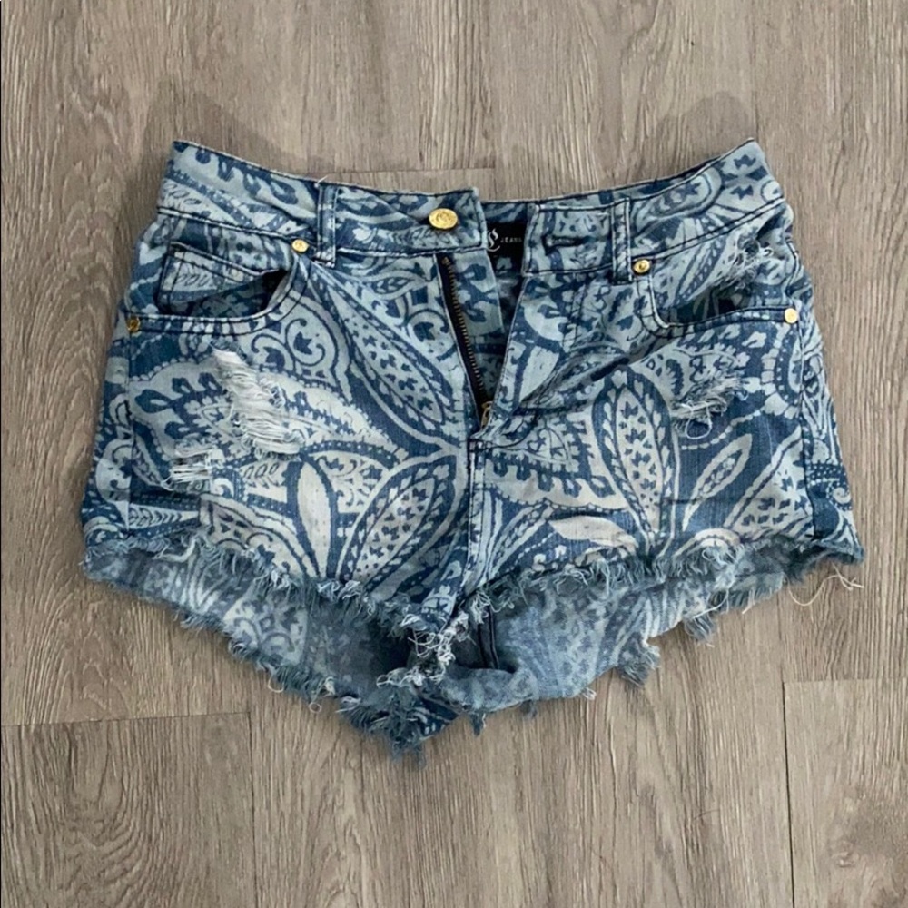 Short denim shorts with designs